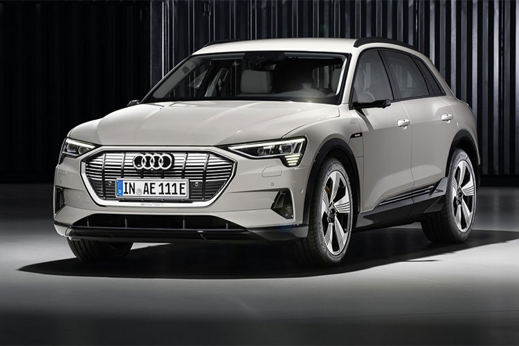 Được biết, chỉ có 999 chiếc Audi e-tron SUV First Edition được bán tại Mỹ. Xe sẽ được bán tại các đại lý ở Mỹ từ quý II năm 2019. Khi chính thức mở bán, Audi e-tron SUV là đối thủ chính của các dòng như Mercedes-Benz EQC và Tesla Model X.