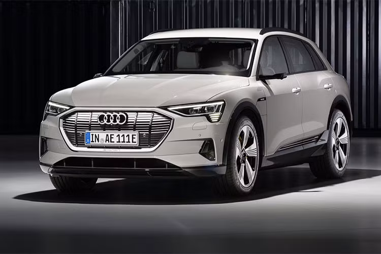 Được biết, chỉ có 999 chiếc Audi e-tron SUV First Edition được bán tại Mỹ. Xe sẽ được bán tại các đại lý ở Mỹ từ quý II năm 2019. Khi chính thức mở bán, Audi e-tron SUV là đối thủ chính của các dòng như Mercedes-Benz EQC và Tesla Model X.