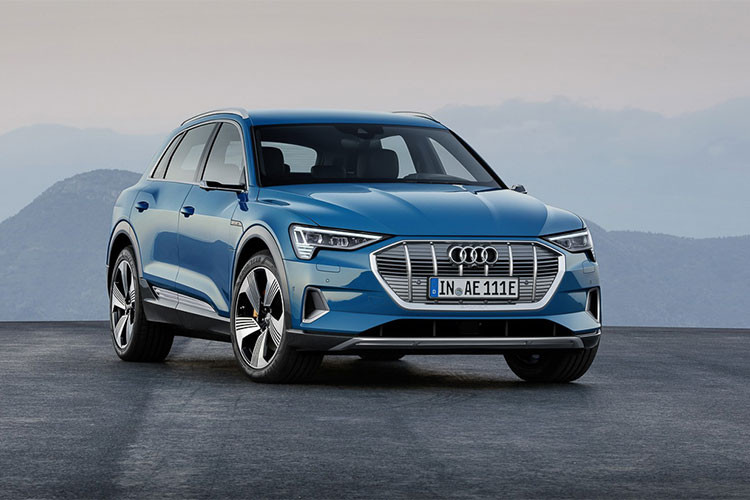 Tuy nhiên, điểm nhấn của xe không nằm trong công suất. Nó nằm ở khả năng điều phối năng lượng vô cùng hiệu quả. Hệ thống trên e-tron SUV có thể tái sinh năng lượng khi người lái thả ga và đạp phanh. Nhờ đó, chiếc xe có thể đi được quãng đường dài 250 dặm (402 km) sau 1 lần sạc đầy.