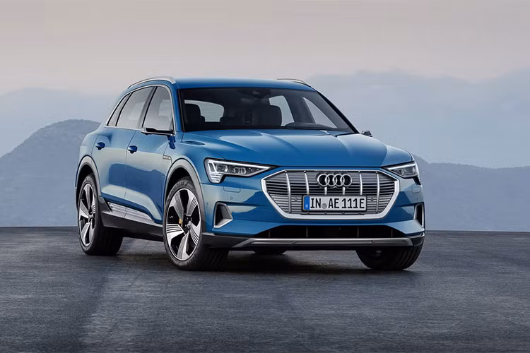 Tuy nhiên, điểm nhấn của xe không nằm trong công suất. Nó nằm ở khả năng điều phối năng lượng vô cùng hiệu quả. Hệ thống trên e-tron SUV có thể tái sinh năng lượng khi người lái thả ga và đạp phanh. Nhờ đó, chiếc xe có thể đi được quãng đường dài 250 dặm (402 km) sau 1 lần sạc đầy.