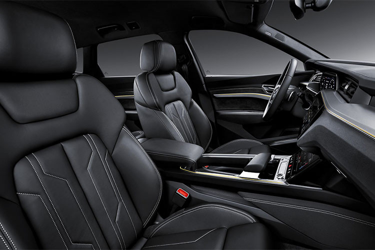 Nội thất của Audi e-tron SUV có đến 5 màn hình. Trong đó gồm 1 màn hình thực tế ảo ở cụm đồng hồ, 1 màn hình thông tin giải trí trên táp lô, 1 màn hình điều khiển nhiệt độ ở ngay dưới màn chính và 2 màn hình thay cho kính chiếu hậu. Trong đó, màn hình trên có kích thước 10,1 inch sẽ đảm nhận nhiệm vụ điều khiển chính gồm định vị, gọi điện, thông tin giải trí. Màn hình dưới có kích thước 8,6 inch sẽ tập trung điều khiển các chức năng tiện nghi, điều hòa.