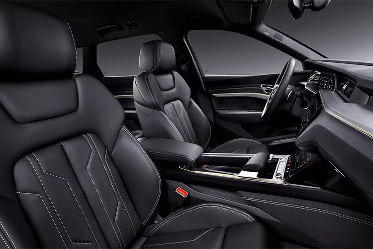 Nội thất của Audi e-tron SUV có đến 5 màn hình. Trong đó gồm 1 màn hình thực tế ảo ở cụm đồng hồ, 1 màn hình thông tin giải trí trên táp lô, 1 màn hình điều khiển nhiệt độ ở ngay dưới màn chính và 2 màn hình thay cho kính chiếu hậu. Trong đó, màn hình trên có kích thước 10,1 inch sẽ đảm nhận nhiệm vụ điều khiển chính gồm định vị, gọi điện, thông tin giải trí. Màn hình dưới có kích thước 8,6 inch sẽ tập trung điều khiển các chức năng tiện nghi, điều hòa.