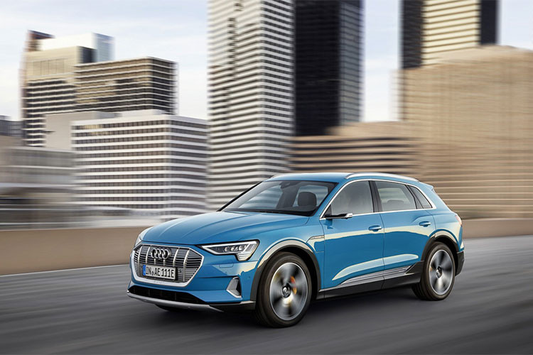 Tuy nhiên theo nhiều người dùng đánh giá, hốc gió phía trước của chiếc xe đã được thu nhỏ, cản trước cũng gọn gàng và mang tính thương mại hơn. Bộ mâm xe có thiết kế 5 chấu đặc sắc, tạo cảm giác rất tương lai.