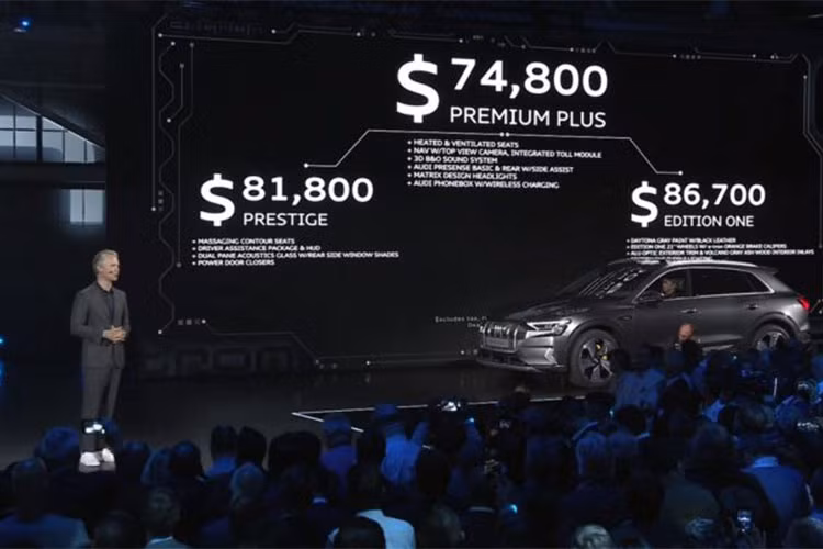 Ngoại hình của xe điện Audi e-tron SUV vô cùng hiện đại và hấp dẫn. Chiếc xe giữ lại nhiều chi tiết thiết kế của mẫu concept như phần lưới tản nhiệt góc cạnh, cặp đèn pha sắc, các đường sọc trang trí ngang.