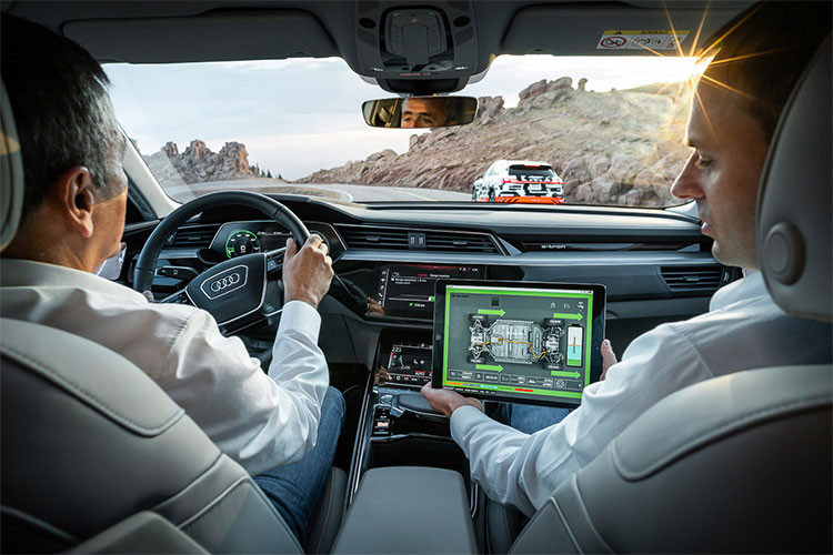 Do phần kính chiếu hậu đã bị giản lượt, chỉ còn là 2 gờ mỏng để lắp camera nên mọi nhiệm vụ quan sát bên ngoài được dồn vào cho 2 màn hình mới. Cặp màn hình rộng 7 inch này được lắp đặt ở góc hai bên cửa với hình dạng không khác một chiếc kính chiếu hậu. Ưu điểm của nó là có thể phóng to thu nhỏ hình ảnh khi người lái cần, có nhiều chức năng hỗ trợ cua xe và đậu xe...