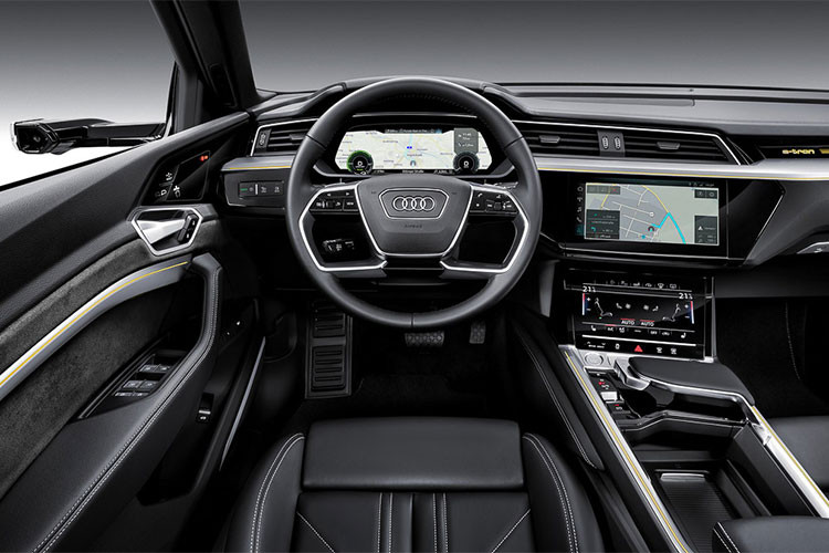 Chiếc xe cũng sạc rất nhanh. Với trạm sạc nhanh, chỉ trong 30 phút chiếc xe đã có thể đầy 80% pin. Audi cũng giới thiệu hệ thống dẫn động tất cả các bánh điện tử trên e-tron SUV. Hệ thống này có thể tối ưu hóa lực kéo của xe trên mọi điều kiện địa hình và có thể phân bổ mô men xoắn giữa các trục vô cùng nhanh chóng.