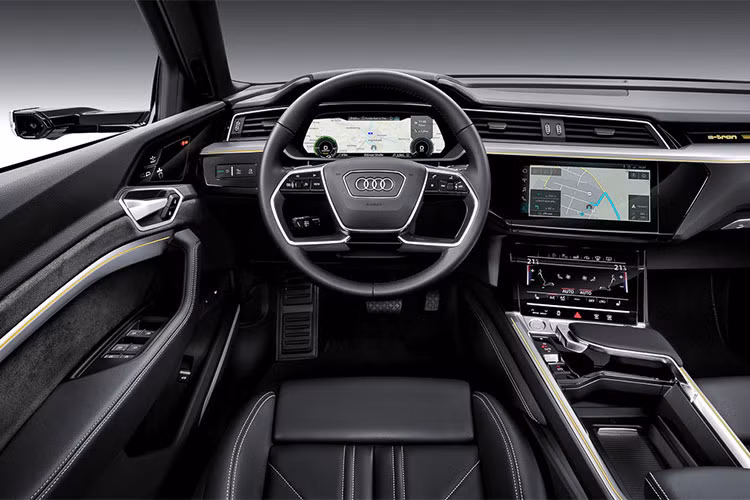 Chiếc xe cũng sạc rất nhanh. Với trạm sạc nhanh, chỉ trong 30 phút chiếc xe đã có thể đầy 80% pin. Audi cũng giới thiệu hệ thống dẫn động tất cả các bánh điện tử trên e-tron SUV. Hệ thống này có thể tối ưu hóa lực kéo của xe trên mọi điều kiện địa hình và có thể phân bổ mô men xoắn giữa các trục vô cùng nhanh chóng.