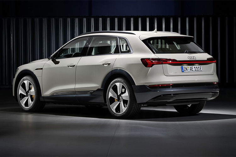 Tại thị trường Mỹ, giá xe Audi e-tron SUV khởi điểm từ 74.800 USD ( tương đương khoảng 1,72 tỷ đồng) cho phiên bản Premium Plus. Với bản Prestige cao hơn, xe có giá từ 81.800 USD (khoảng hơn 1,9 tỷ đồng). Bản cao nhất là Audi e-tron SUV First Edition sẽ có giá 86.700 USD (tương đương 2,92 tỷ đồng).