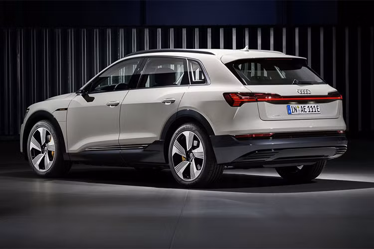 Tại thị trường Mỹ, giá xe Audi e-tron SUV khởi điểm từ 74.800 USD ( tương đương khoảng 1,72 tỷ đồng) cho phiên bản Premium Plus. Với bản Prestige cao hơn, xe có giá từ 81.800 USD (khoảng hơn 1,9 tỷ đồng). Bản cao nhất là Audi e-tron SUV First Edition sẽ có giá 86.700 USD (tương đương 2,92 tỷ đồng).