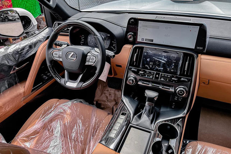 Bên trong khoang nội thất LX600 2023 là tông màu da bò, kết hợp với các chi tiết ốp gỗ màu đen sẫm. Thiết kế bảng điều khiển hoàn toàn mới, hiện đại hơn nhờ một màn hình 7 inch điều khiển và màn hình thông tin giải trí 12,3 inch bên trên dùng hệ điều hành Lexus Interface tương thích Android Auto/Apple CarPlay. 