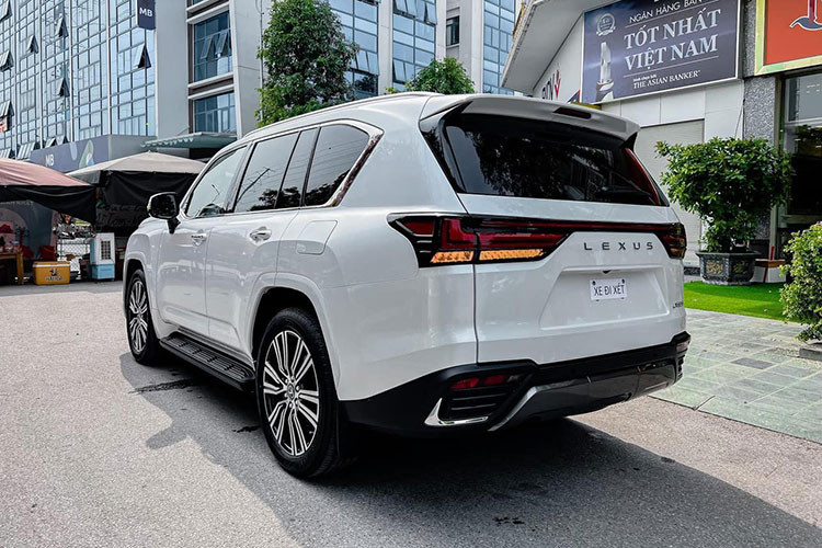 Phần đầu xe vẫn là lưới tản nhiệt con suốt quen thuộc, tuy nhiên đã thay đổi nhẹ với 7 thanh nan ngang tích hợp khe gió nhằm tăng khả năng làm mát động cơ. Cụm đèn chiếu được thiết kế thanh mảnh, góc cạnh hơn với dải LED định vị lấy cảm hứng từ logo Lexus. Hai bên có hốc gió lớn, tích hợp các cánh chia gió cùng đèn sương mù LED. 