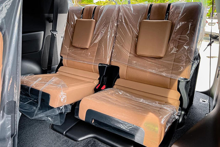 Xe được trang bị động cơ V6 tăng áp kép, dung tích 3.5 lít sản sinh công suất tối đa 409 mã lực cùng 649 Nm mô-men xoắn cực đại, hộp số tự động 10 cấp, đi kèm các tính năng hỗ trợ off-road cũng như hỗ trợ ổn định xe trong lúc vận hành. Đồng thời, LX600 được tinh chỉnh lại hệ thống treo thích ứng và đánh lái điện tử để mang lại trải nghiệm thể thao nhất có thể khi kết hợp cùng vi sai chống trượt Torsen. 