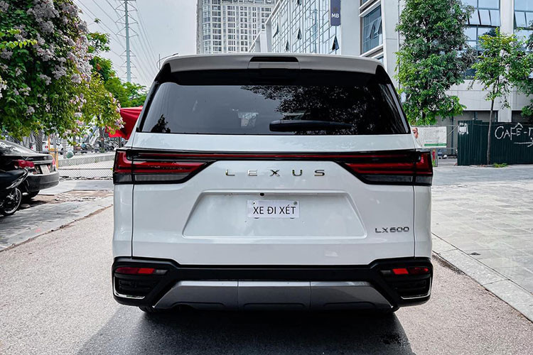 Phần đuôi xe gây ấn tượng nhờ dải LED kéo dài – thiết kế được ưa chuộng trên nhiều mẫu xe ngày nay. Cụm đèn hậu cách điệu từ chữ L (logo và cũng là chữ cái đầu của Lexus). So với thế hệ cũ, đuôi xe có phần mềm mại hơn. 