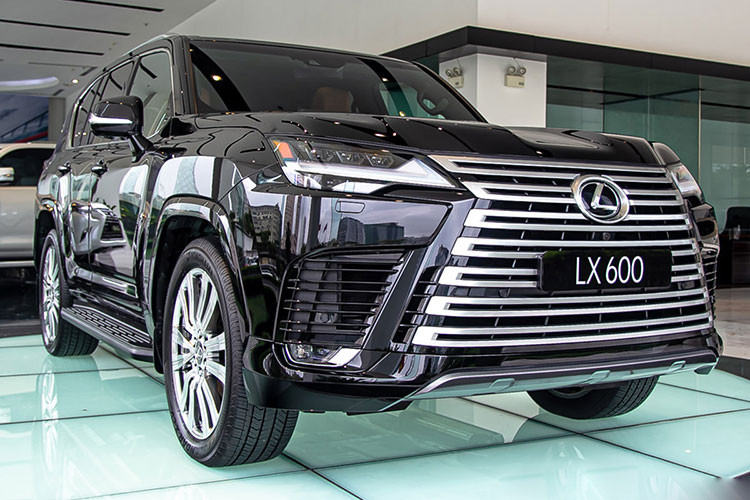 Giá xe Lexus LX600 2023 nhập tư hiện đang được các đại lý tư nhân chào bán khoảng hơn 8,7 tỷ đồng, thuộc phiên bản 7 chỗ ngồi và nhập khẩu từ thị trường Mỹ. Mức giá bán này không chênh nhiều so với chính hãng Lexus Việt Nam công bố cho các phiên bản của mình là từ 8,5 tỷ cho bản LX600 Urban, 8,75 tỷ cho bản LX600 F Sport và 9,61 tỷ đồng cho bản LX600 VIP 4 chỗ ngồi (đều được nhập về từ Nhật Bản).