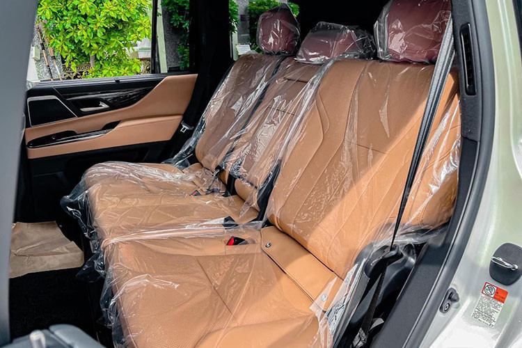 Bên dưới là cần số có tính hoàn thiện cao hơn, đi kèm hộc để cốc và sạc điện thoại không dây. Hệ thống âm thanh trên xe đến từ thương hiệu cao cấp Mark Levinson với 25 loa. Một số trang bị khác của xe như hệ thống điều hòa 4 vùng độc lập, cửa sổ trời chỉnh điện,… 