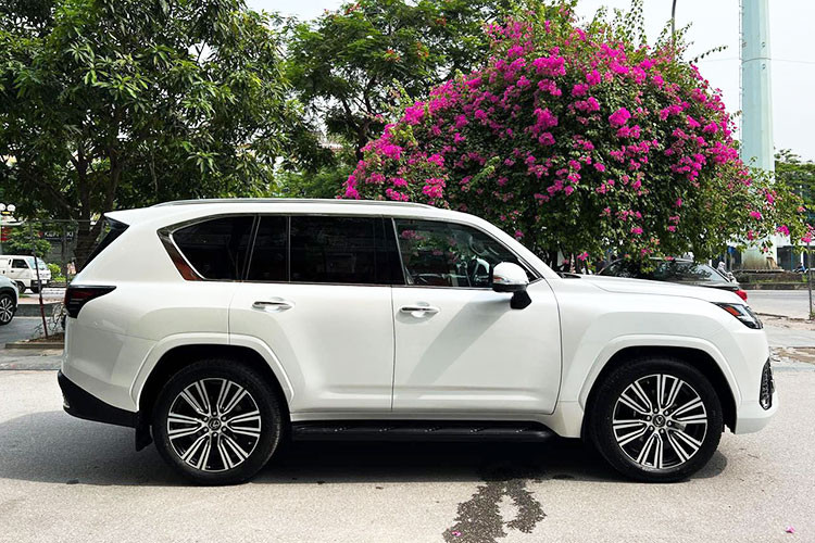 Chiếc SUV hạng sang Lexus LX600 2023 màu trắng này vừa được một đơn vị kinh doanh tư nhân nhập về, xe sử dụng hệ thống khung gầm GA-F giống với Toyota Land Cruiser LC300 giúp tăng 20% độ cứng vững và nhẹ hơn 200 kg so với mẫu xe tiền nhiệm. Xe sở hữu kích thước 5.100 x 1.990 x 1.895 mm (DxRxC), chiều dài cơ sở là 2.850 mm.