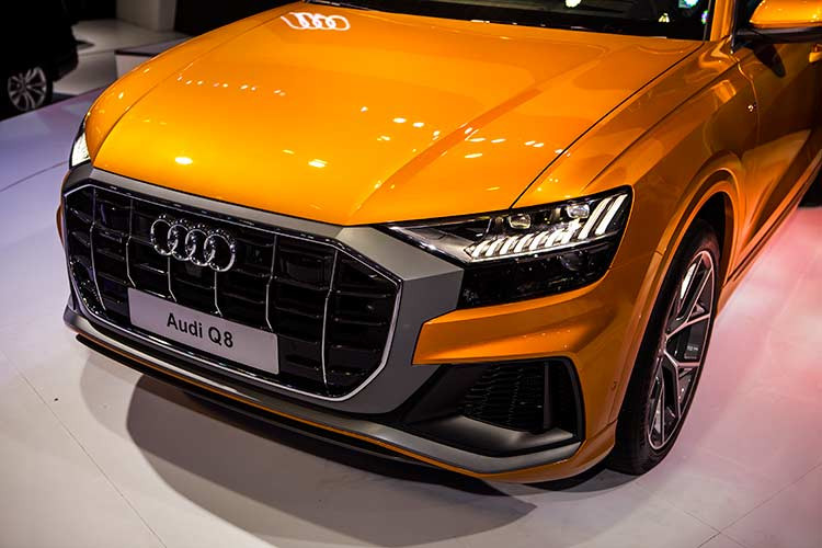 Audi Q8 hoàn toàn mới được xếp "chung mâm" trong phân khúc SUV-coupe cùng với BMW X6 và Mercedes-Benz GLE coupe. Ngoại hình chiếc xe khác biệt so với dòng Q-Series của Audi với ngôn ngữ thiết kế mới, mang đường nét từ mẫu sedan hạng sang A8.