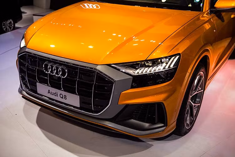 Audi Q8 hoàn toàn mới được xếp "chung mâm" trong phân khúc SUV-coupe cùng với BMW X6 và Mercedes-Benz GLE coupe. Ngoại hình chiếc xe khác biệt so với dòng Q-Series của Audi với ngôn ngữ thiết kế mới, mang đường nét từ mẫu sedan hạng sang A8.