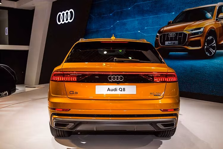 Về kích thước, Q8 dài 4,99 m, rộng 2 m và cao 1,71 m. Xe rộng hơn, ngắn hơn và thấp hơn so với "người anh em" Audi Q7. Chiều dài cơ sở gần 3 m.