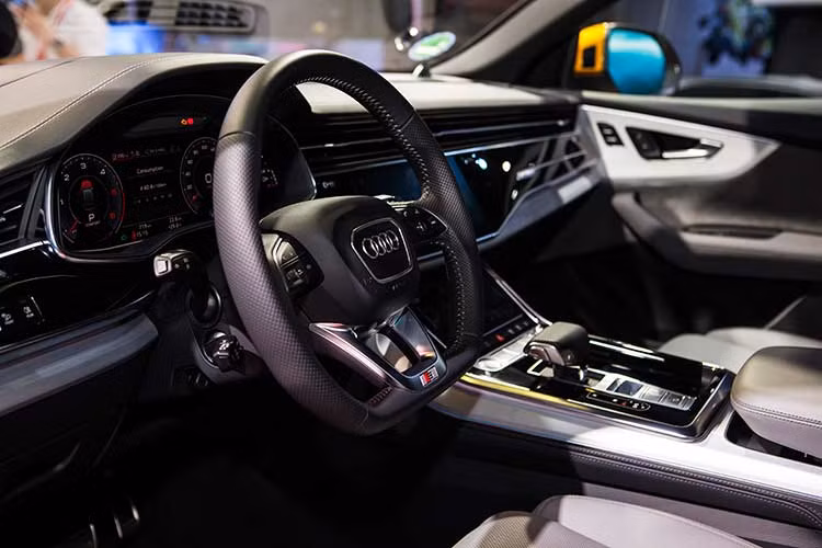 SUV hạng sang Audi Q8 2019 còn đi kèm những chi tiết ốp trang trí màu đen piano, bao quanh hệ thống thông tin giải trí chính. Mẫu SUV hạng sang mới của Audi được trang bị bảng đồng hồ kỹ thuật số và một màn hình thứ ba để chỉnh điều hòa cũng như những tính năng tiện nghi khác.
