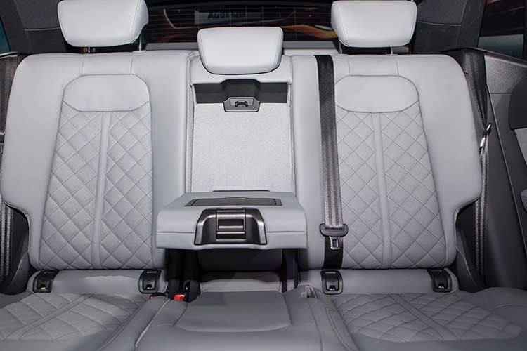 Ghế sau của xe được thiết kế khá rộng rãi và có chiều cao dốc về phía sau như một chiếc xe coupe hạng sang. Tựa lưng ghế có thể gập xuống giúp tăng sức chứa của khoang hành lý phía sau lên đến 1.755 lít. Cụm điều chỉnh điều hòa có hàng ghế sau, xe có 5 chỗ ngồi và cửa sổ trời.