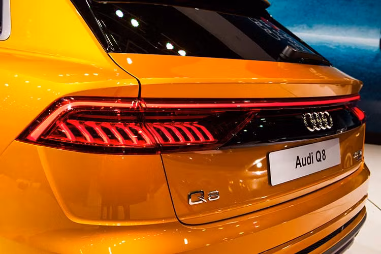 Về ngoại hình, chiếc SUV hạng sang Audi Q8 2019 tại Việt Nam gây ấn tượng mạnh với lưới tản nhiệt Singleframe thể thao, đèn pha và hậu dạng LED có thiết kế đẹp mắt. Audi còn mang đến tuỳ chọn đèn pha HD Matrix LED cho chiếc SUV hạng sang đầu bảng của mình.