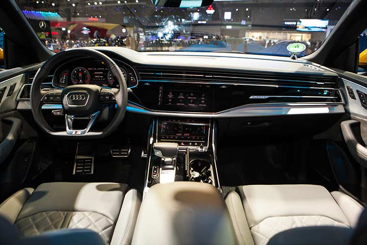 Tương tự ngoại thất, nội thất của Audi Q8 2019 cũng mang đậm nét thiết kế thể thao, kết hợp với sự sang trọng và công nghệ cao. Theo chân những người anh em như A6 và A8 thế hệ mới, Audi Q8 2019 được trang bị vô lăng đáy phẳng, chất liệu da và Alcantara cũng như những chi tiết trang trí bằng kim loại xuất hiện khắp nơi.