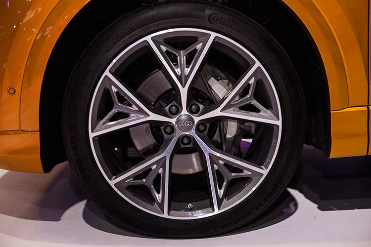 Thân xe thiết kế dạng khí động học đầy mạnh mẽ, cá tính và mang đậm phong cách mới của hãng xe sang Đức. Mâm xe dạng hợp kim với thiết kế 5 chấu cách điệu, các chi tiết mới khác cuả ngoại thất bao gồm hệ thống ốp gầm màu bạc, cửa sổ không viền và nắp capô dập gân thể thao...