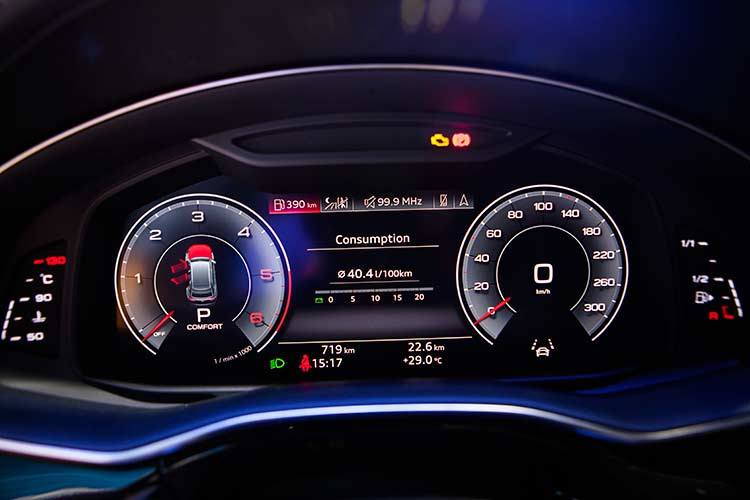 Xe cũng được trang bị hệ thống cảm ứng MMI, có thể tùy chỉnh nhiều chức năng thông qua hai màn hình lớn. Màn hình phía trên 10.1 inch dùng để điều khiển các tính năng giải trí và hệ thống định vị. Màn hình 8.6 inch bên dưới điều chỉnh hệ thống sưởi, điều hòa nhiệt độ, hệ thống âm thanh cao cấp Bang &amp; Olufsen với chất lượng âm thanh 3D.