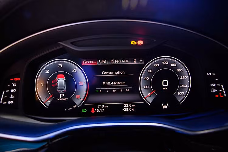 Xe cũng được trang bị hệ thống cảm ứng MMI, có thể tùy chỉnh nhiều chức năng thông qua hai màn hình lớn. Màn hình phía trên 10.1 inch dùng để điều khiển các tính năng giải trí và hệ thống định vị. Màn hình 8.6 inch bên dưới điều chỉnh hệ thống sưởi, điều hòa nhiệt độ, hệ thống âm thanh cao cấp Bang &amp; Olufsen với chất lượng âm thanh 3D.