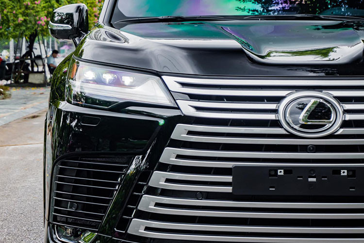 Phần đầu xe nổi bật với lưới tản nhiệt hình con suốt đặc trưng kích thước lớn với 7 nan kép đặt ngang. Cụm đèn chiếu sáng LED toàn phần với dải đèn định vị L-Finness thiết kế lại.