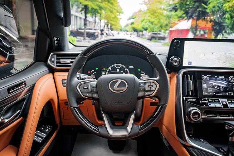 Hệ thống thông tin giải trí sử dụng hai màn hình cảm ứng đi kèm hệ điều hành mới nhất do Lexus phát triển. Màn hình 7 inch phía trên dùng để theo dõi các thông tin về xe và điều khiển hệ thống điều hòa. Màn hình giải trí phía dưới rộng 12,3 inch có thể điều khiển bằng giọng nói. Màn hình này tích hợp định vị GPS, camera 360 toàn cảnh và phát nhạc.