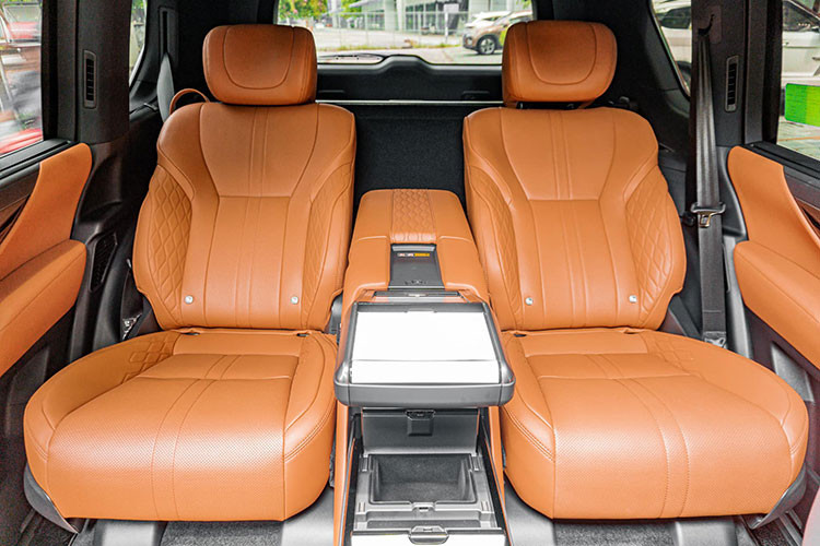 Cụ thể, Lexus LX600 Ultra Luxury chỉ có hai hàng ghế với hàng ghế thứ hai chỉ có hai chỗ ngồi riêng biệt như trên khoang hạng nhất. Ghế ngồi phía sau có tựa đầu cong, thêm đệm đỡ hai bên hông và phần lưng được thiết kế giúp người ngồi có cảm giác thoải mái nhất. Chưa hết, ghế hành khách phía trước có thể đẩy lên để tăng khoảng để chân cho người ngồi phía sau thêm một khoảng lên tới 1.092mm. 