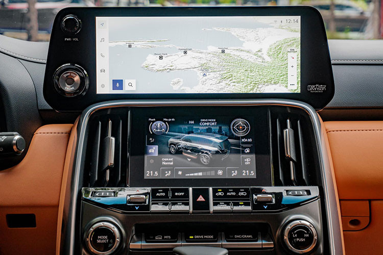 Xe sử dụng dàn âm thanh 25 loa cao cấp đến từ thương hiệu Mark Levison nổi tiếng. Điểm đặc biệt và đắt giá nhất trên phiên bản Ultra Luxury là hàng ghế thứ hai được thiết kế hạng thương gia, dành cho những ông chủ thực thụ. Điều này hứa hẹn giúp xe cạnh tranh sòng phẳng với các đối thủ trực tiếp Maybach GLS600 hay Range Rover SVAutobiography.