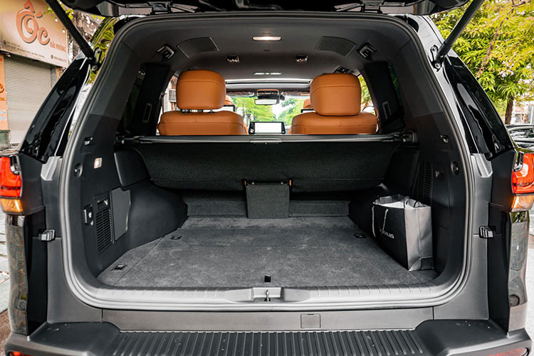 Lexus LX600 2022 sử dụng động cơ xăng V6 3.5L tăng áp kép hoàn toàn mới. Cỗ máy này cho công suất tối đa 410 mã lực và mô-men xoắn cực đại 650Nm. Con số này lớn hơn 27 mã lực và 104Nm so với động cơ V8 5.7L trước đây.