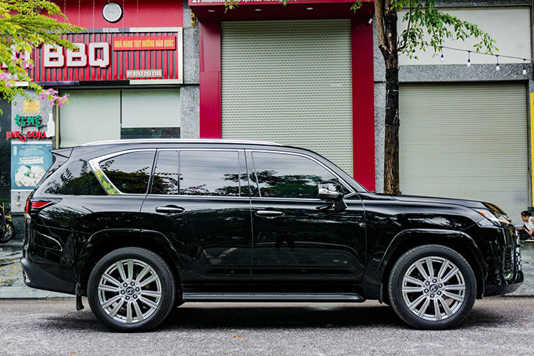 Mới đây, những chiếc xe SUV Lexus LX600 Ultra Luxury bản 4 chỗ vừa được một số doanh nghiệp tư nhân mang về nước. Đây là phiên bản cao cấp nhất của dòng xe này, với đầy đủ các tùy chọn đi kèm, dành cho thị trường châu Âu. 