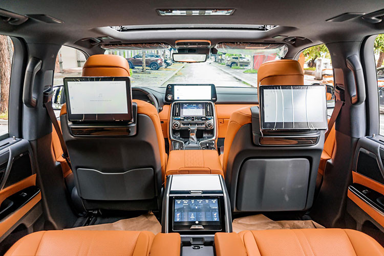 Hàng ghế thứ hai có điều hòa không khí hai chiều, tấm che nắng phía sau và đèn đọc sách riêng biệt. Ngăn cách giữa hai ghế này là một bệ để tay cùng những trang bị tiện nghi khác. Bao gồm một màn hình cảm ứng điều khiển hệ thống ghế điện, điều hòa, giải trí. Hãng cũng tích hợp thêm khay sạc điện thoại không dây, lỗ cắm USB, tai nghe, giá để cốc có nắp đậy và hộp đựng đồ lớn.