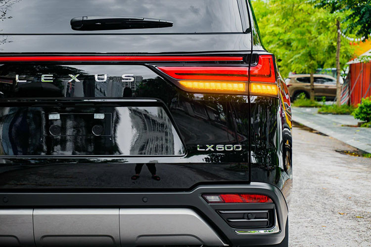 Đuôi xe LX600 cho cái nhìn vững chãi, bệ vệ. Dải đèn LED to bản, nối liền hai cụng đèn theo chiều ngang, là xu hướng thiết kế của ngành xe trong những năm gần đây. Điểm nhấn đáng chú ý là logo chữ L quen thuộc được thay thế bằng dòng chữ L E X U S. Mâm xe đa chấu 22 inch dành riêng cho phiên bản Ultra Luxury.