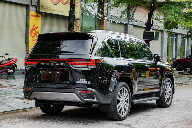 Chiếc xe Lexus LX600 Ultra Luxury 2022 nhập khẩu tại Việt Nam có ngoại thất sơn màu đen bóng. Lexus LX600 sở hữu kích thước tổng thể dài 5.095mm, rộng 1.988mm, cao 1.894mm, trục cơ sở ở mức 2.850mm.