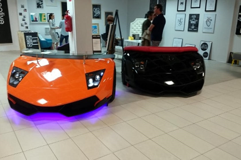 Bàn làm được thủ công bằng sợi thủy tinh có khả năng chống xước cực tốt đi kèm ghế ngồi theo phong cách siêu xe. Bàn được sản xuất theo kích thước thật của siêu xe với độ chính xác gần như tuyệt đối.