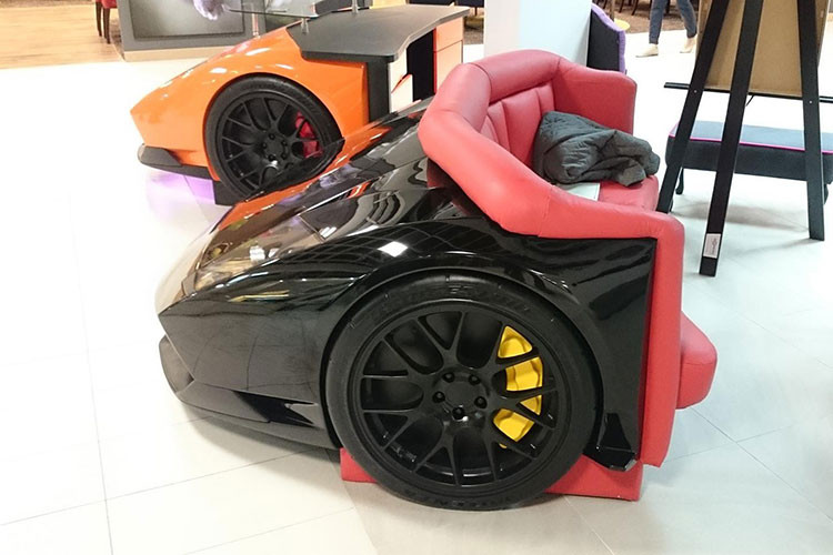 Nếu muốn trang hoàng cho văn phòng làm việc bằng chiếc bàn siêu xe Aventador, khách hàng phải bỏ ra 35.150 USD (khoảng 819 triệu đồng), thậm chí còn đắt hơn cả chiếc Mazda Miata RF bản đầy đủ.