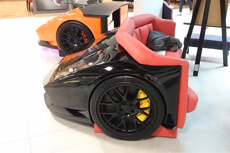 Nếu muốn trang hoàng cho văn phòng làm việc bằng chiếc bàn siêu xe Aventador, khách hàng phải bỏ ra 35.150 USD (khoảng 819 triệu đồng), thậm chí còn đắt hơn cả chiếc Mazda Miata RF bản đầy đủ.