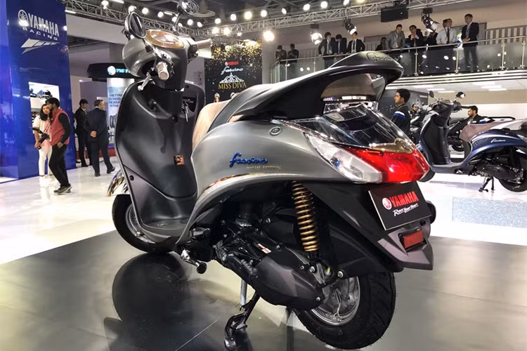 Yamaha Fascino 2018 vẫn sở hữu kích thước tổng thể lần lượt là chiều dài 1.185mm, rộng 675mm, cao 1.120mm và chiều dài cơ sở 1.270mm. Thiết kế này được đánh giá là khá phù hợp với đối tượng người dùng nữ.