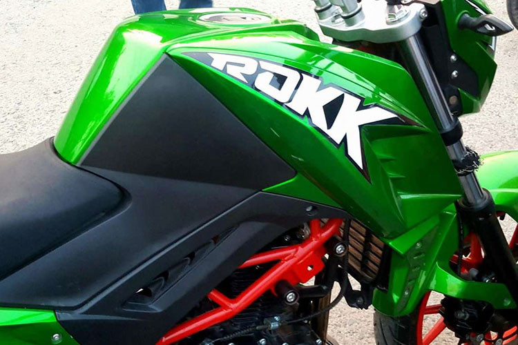 Dù vậy, nhìn kỹ hơn vẫn có thể thấy sự khác biệt giữa Sigma Rokk 200 so với mẫu xe KTM Duke 200 hàng xịn. Đầu tiên là màu sơn bóng khá rẻ tiền đi kèm dàn vỏ với chất liệu nhìn khá "rởm", khung và bộ vành của xe lại có màu đỏ thay vì màu cam truyền thống của thương hiệu KTM.