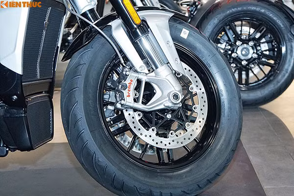 Triumph Rocket 3 tien ty bi trieu hoi vi loi phanh nguy hiem-Hinh-2