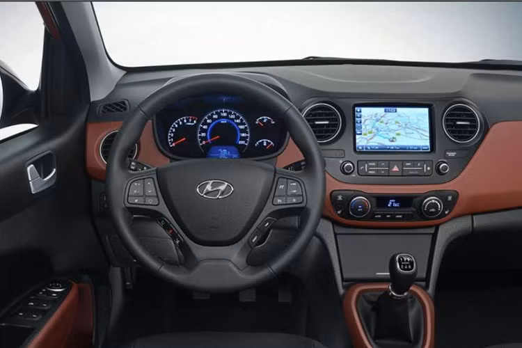 Tại thị trường Ấn Độ, Grand i10 mới được đồn là có 2 tùy chọn động cơ xăng và diesel với dung tích 1,2 lít. Động cơ sẽ kết hợp với hộp số sàn hoặc tự động 5 cấp. Ngoài ra, hãng Hyundai có thể sẽ trang bị cả động cơ xăng tăng áp và hộp số tự động ly hợp kép DCT cho Grand i10 thế hệ mới.