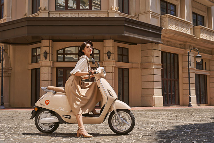 Yadea Việt Nam mới cho ra mắt mẫu xe điện Orla, với nhiều cải tiến về thiết kế cùng những tính năng công nghệ nổi bật, rất phù hợp với nữ lưu đô thị. Thiết kế của Y adea Orla 2023 mới mang đậm phong cách cổ điển châu Âu, gợi liên tưởng ngay đến các mẫu xe Vespa thanh lịch.