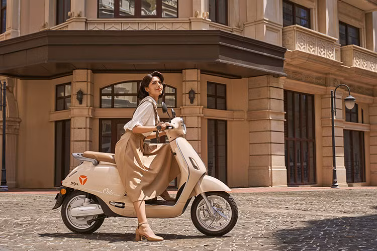 Yadea Việt Nam mới cho ra mắt mẫu xe điện Orla, với nhiều cải tiến về thiết kế cùng những tính năng công nghệ nổi bật, rất phù hợp với nữ lưu đô thị. Thiết kế của Y adea Orla 2023 mới mang đậm phong cách cổ điển châu Âu, gợi liên tưởng ngay đến các mẫu xe Vespa thanh lịch.