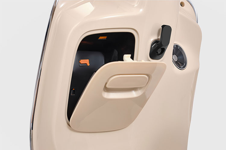 Xe sử dụng ắc quy Graphene TTFAR do hãng phát triển, có thể đạt tới 1.300 chu kỳ sạc và xả, chế độ bảo hành lên đến 24 tháng. Với dung lượng ắc quy 60V26Ah, Orla cho phép đi được hơn 100km mỗi lần sạc.