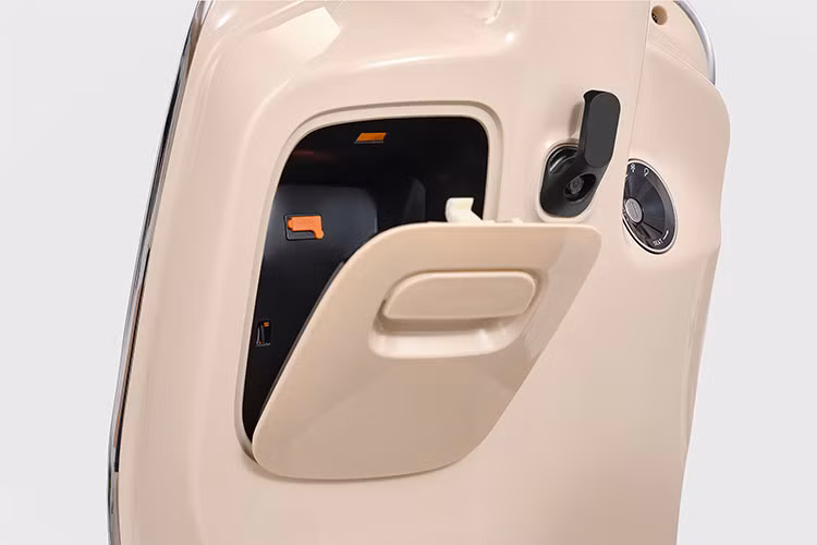 Xe sử dụng ắc quy Graphene TTFAR do hãng phát triển, có thể đạt tới 1.300 chu kỳ sạc và xả, chế độ bảo hành lên đến 24 tháng. Với dung lượng ắc quy 60V26Ah, Orla cho phép đi được hơn 100km mỗi lần sạc.